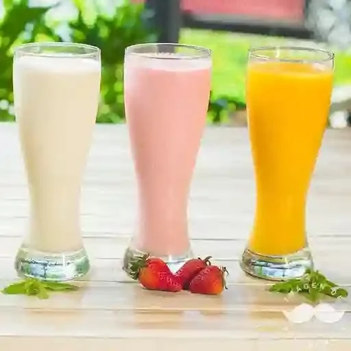 Tres bebidas naturales servidas en vasos altos
