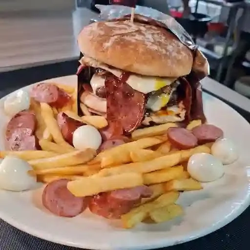 Hamburguesa Big Rokoz de un kilo con doble carne, tocineta y chorizo