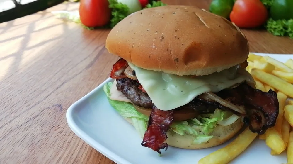 Hamburguesa con papas a la francesa