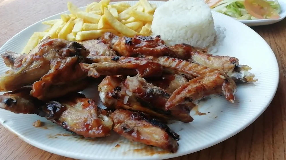 Costillas BBQ con arroz y ensalada