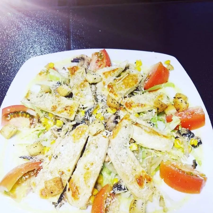 Ensalada fresca con maíz tierno, champiñones, tomate y crutones