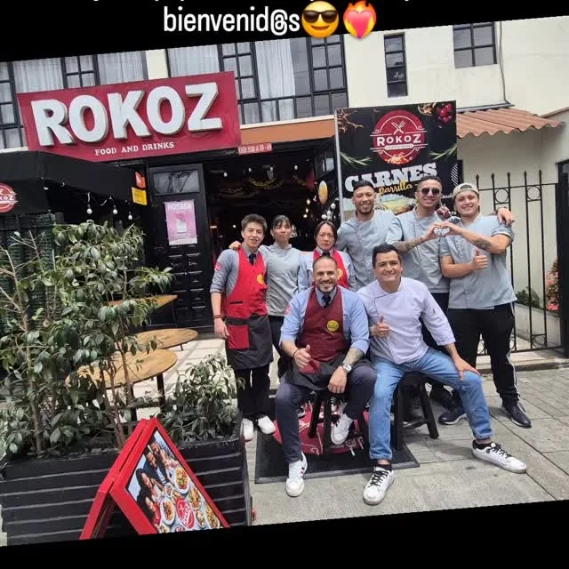 El equipo de Rokoz en la entrada del restaurante