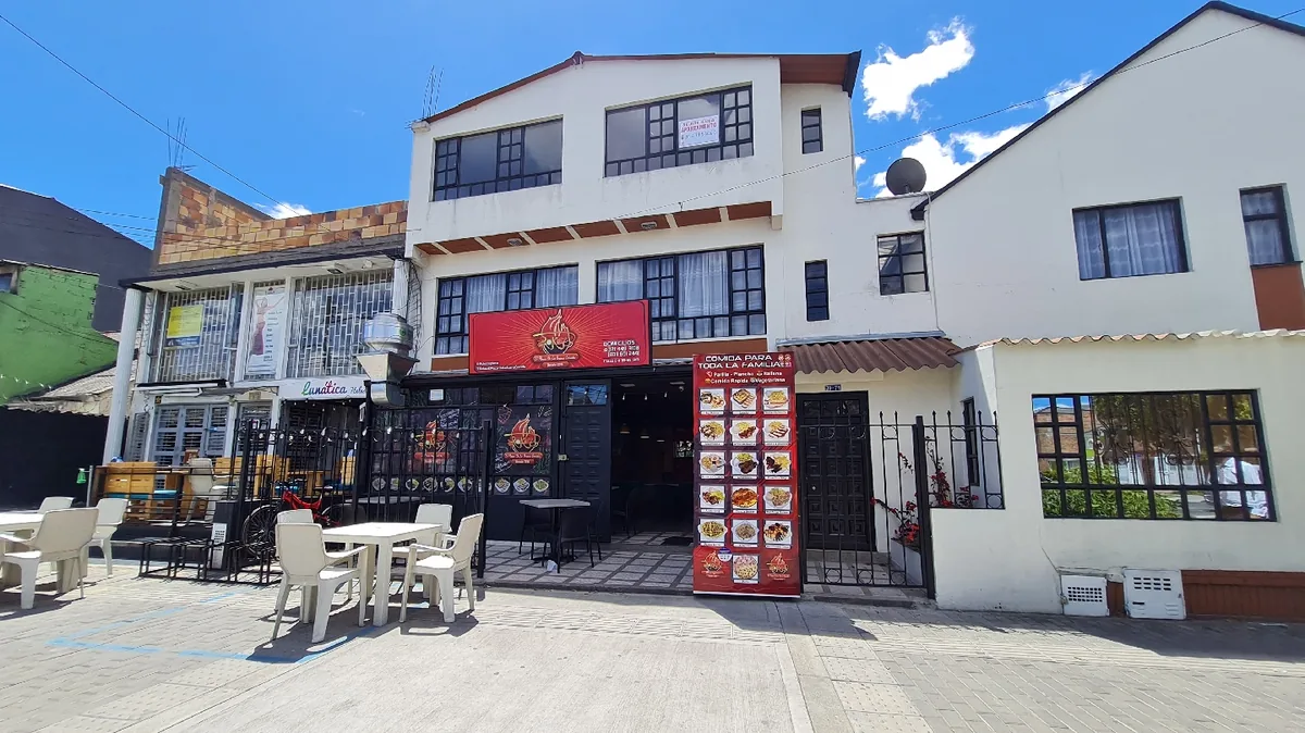 Fachada de Rokoz de día, con la terraza y las mesas afuera