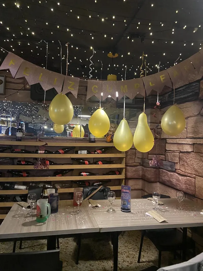 Interior del restaurante con lámparas colgantes cálidas