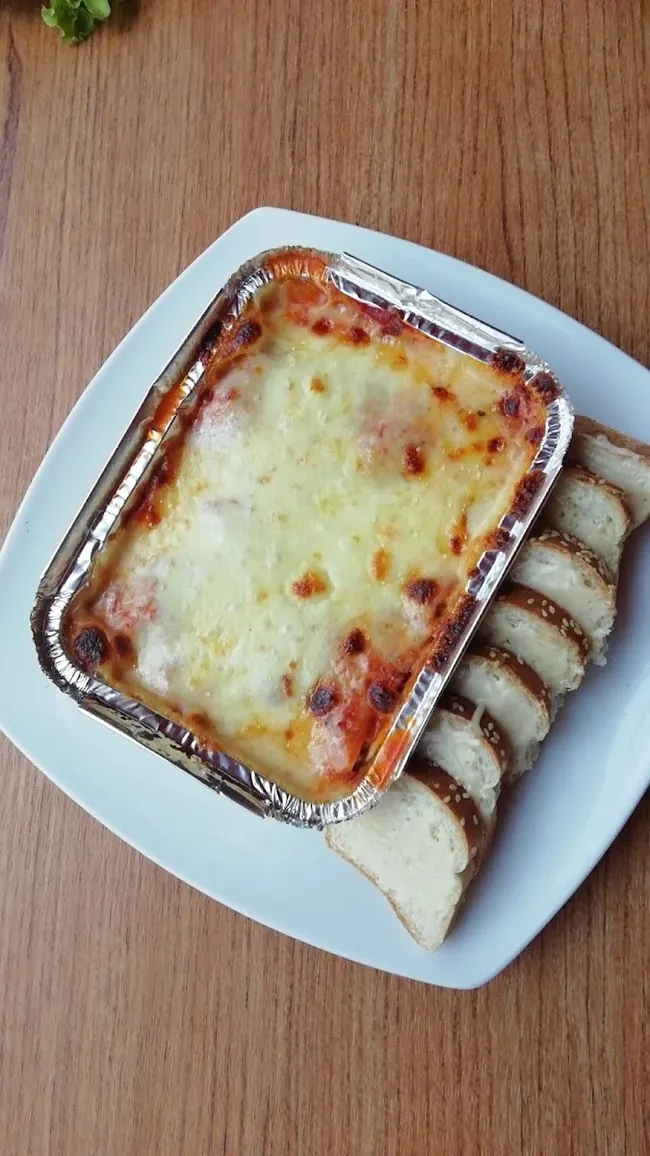 Lasaña gratinada servida en la mesa