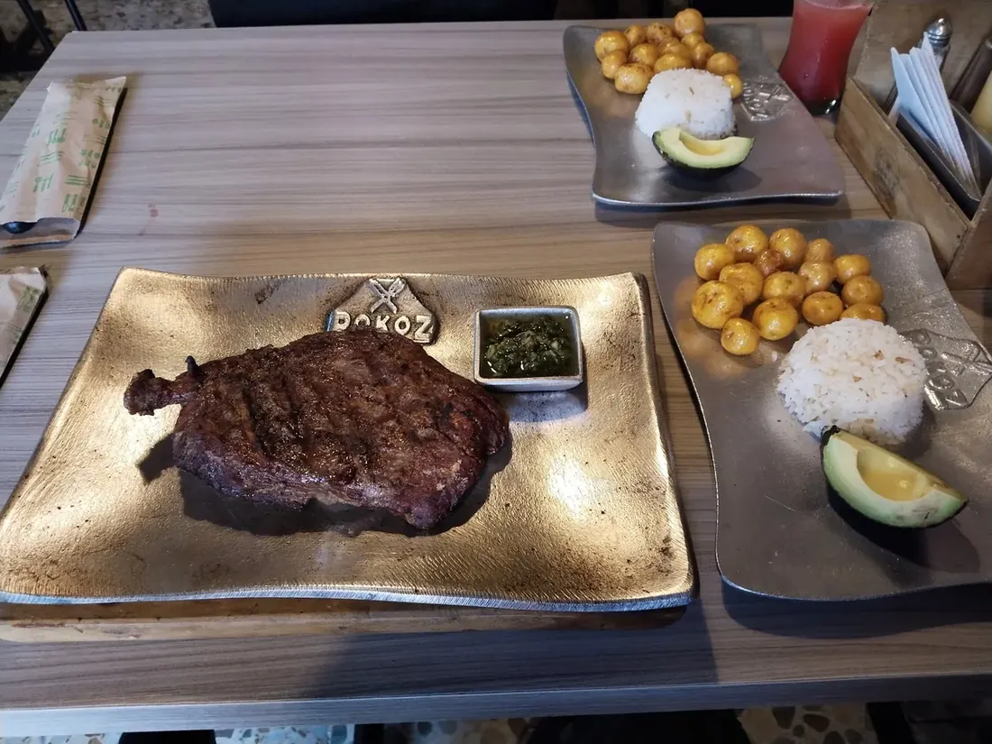 Corte a la parrilla servido en tabla sobre la mesa del restaurante