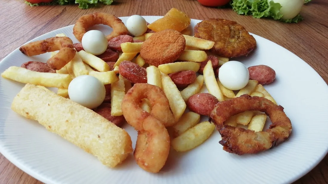 Picada con carnes, papas criollas, croquetas y huevos de codorniz
