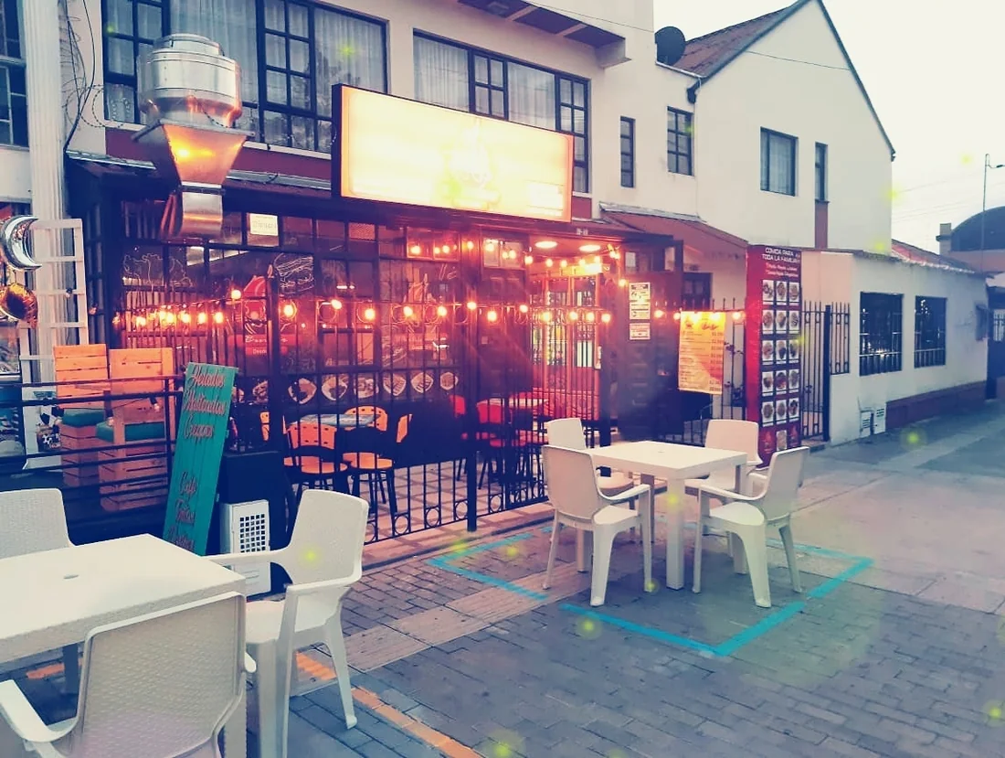 Terraza exterior de Rokoz iluminada de noche